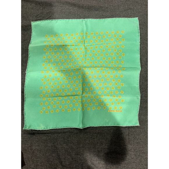 HERMES Green Pocket Square - Excellent Pre-owned - Picture 9 of 10